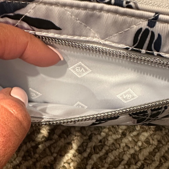 Vera Bradley Stylish Black and White Quilted Women's Wallet - Picture 5 of 7